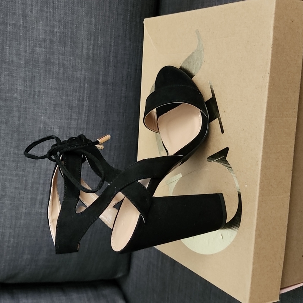 Brand New* Sz 7 Heels with ankle tie